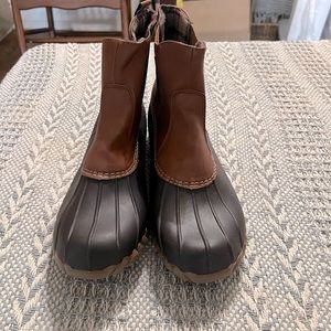 Duck rain boots size 10. Slip on.